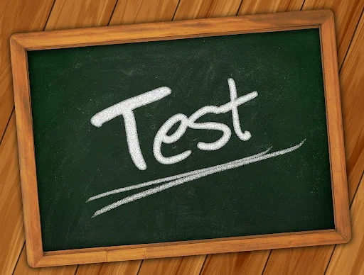 tablero con la palabra test niveles de ingles